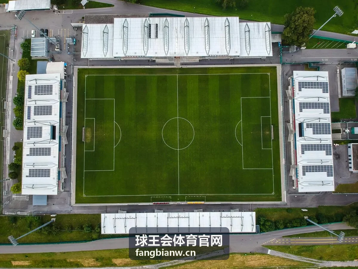 球王会体育官网装备中心陈列的球拍与训练器材